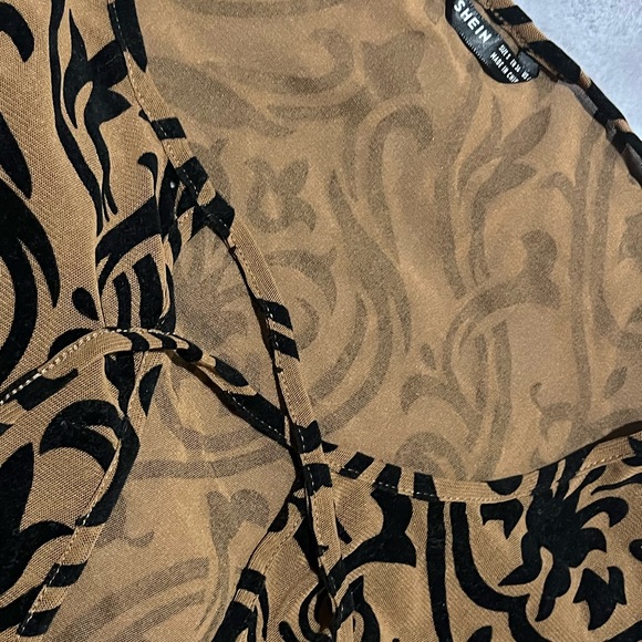 Front Tie Scroll Print Crop Top - Picture 5 of 5